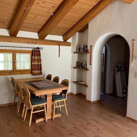 Ferienwohnung Jalet Tschierv Bagian luar foto
